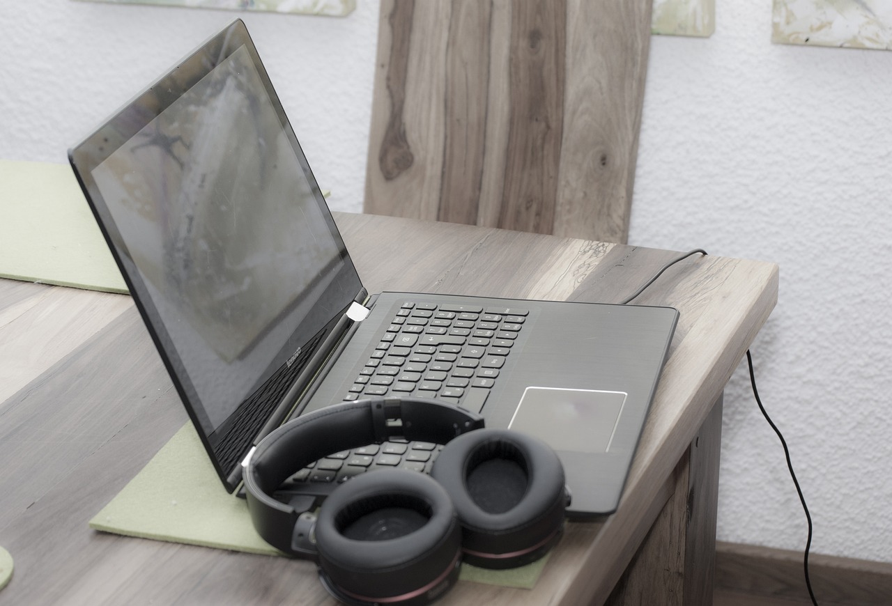 laptop i słuchawki